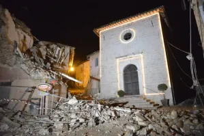 Dejan sismos en Italia derrumbes de edificios