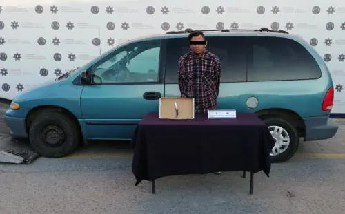 Recupera Policía Municipal un vehículo robado; hay una persona detenida