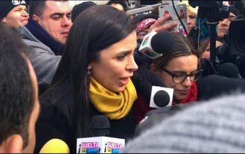 Esposa e hijas del “Chapo” lo acompañan en audiencia