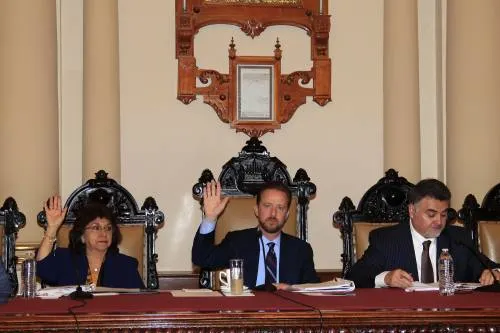Oswaldo Jiménez responderá informe de Luis Banck; se separan del cargo tres regidores