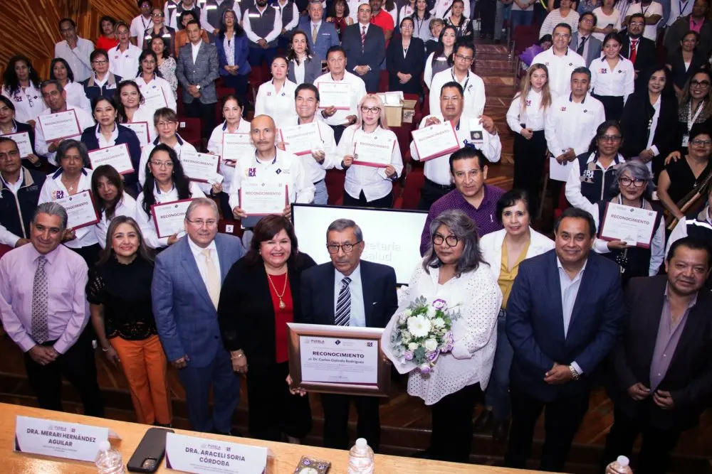 Trabajadoras y trabajadores de Secretaría de Salud reciben medalla por años de servicio