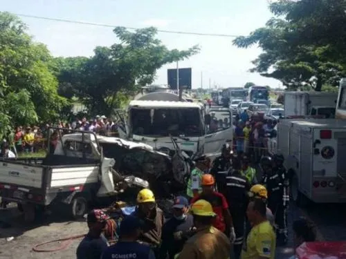 Al menos 11 muertos en accidente de tránsito en Ecuador