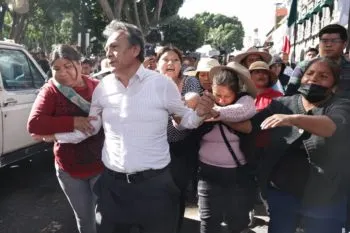 Manifestantes de La Resurrección liberan al funcionario municipal que habían retenido