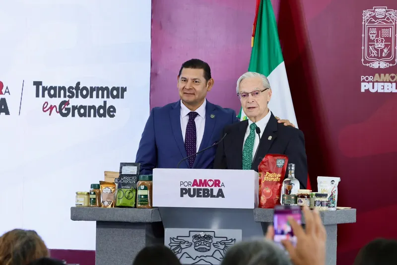 Alejandro Armenta Mier, gobernador del estado de Puebla, y Luis Ernesto Derbez Bautista, rector de la UDLAP. Foto: Especial
