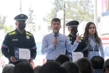Ayuntamiento de Puebla entrega alumbrado público y 119 reconocimientos de lotes en Totimehuacán