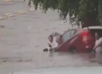 Inundaciones, personas atrapadas, árboles caídos y caos vial en Puebla por fuerte lluvia (Videos)