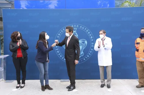 Ayuntamiento de Puebla dona ambulancia a la BUAP para fortalecer atención de la salud