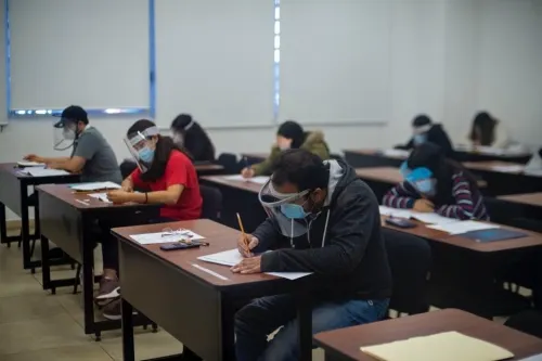 BUAP realizó examen con todas las medidas de seguridad a estudiantes egresados de medicina