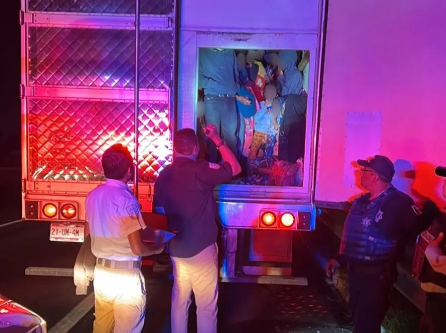 Migrantes en contenedor de un tráiler