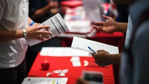 Pedidos de subsidio por desempleo en EU suben más de lo esperado