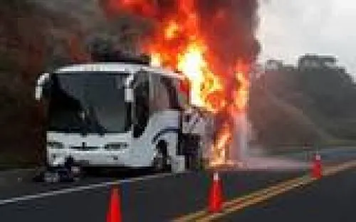 Arde autobús donde viajaban 45 estudiantes de FES Aragón, al norte de Veracruz
