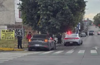 Conductor con problemas cardíacos choca contra semáforo en la 25 Oriente