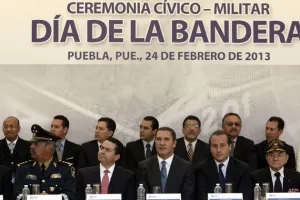 Rafael Moreno Valle encabeza ceremonia del Día de la Bandera