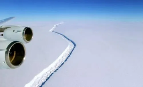 Gigantesco iceberg se desprende de la Antártida, podría ir a la deriva hacia América
