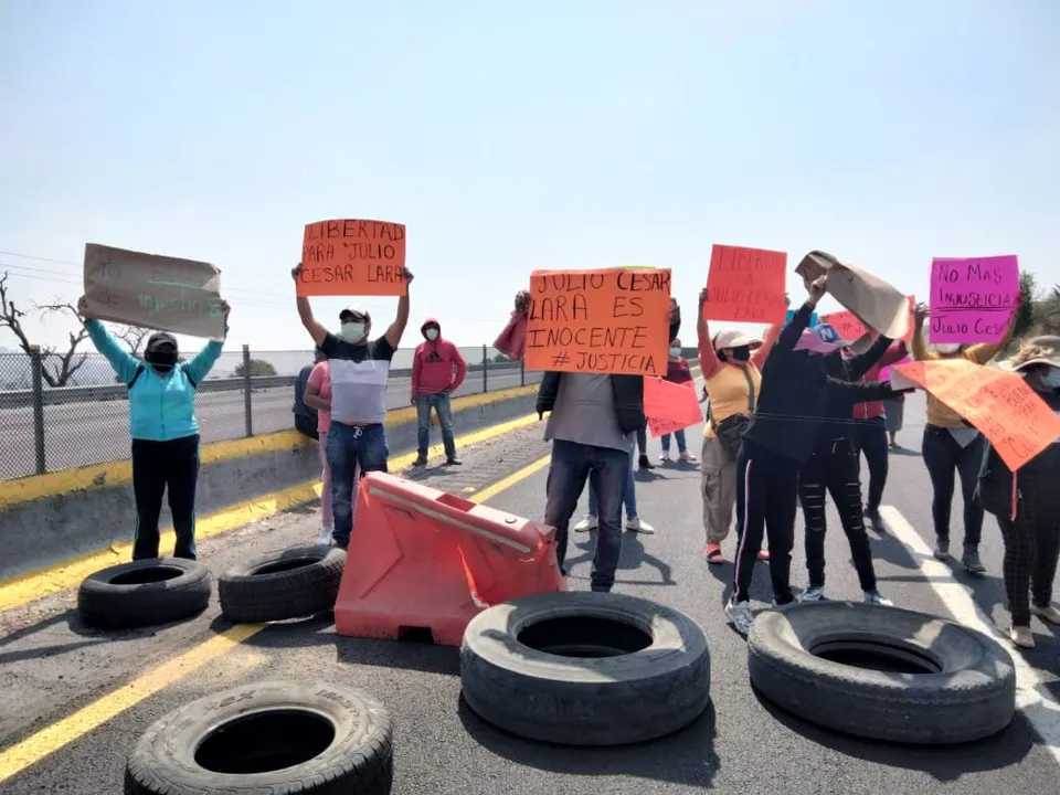 Por presunta detención ilegal de un hombre, bloquean la autopista México-Puebla