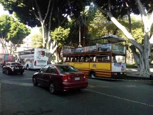 Reubican a turibuses a una calle pese a que deben retirarlos del zócalo
