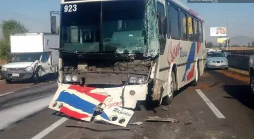 Choque en la autopista México-Puebla deja diez heridos