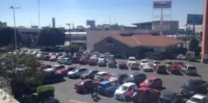 Roban a una cuentahabiente en Plaza San Pedro