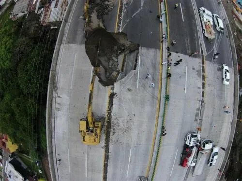 Impresionantes fotos del socavón en el Paso Express de Cuernavaca
