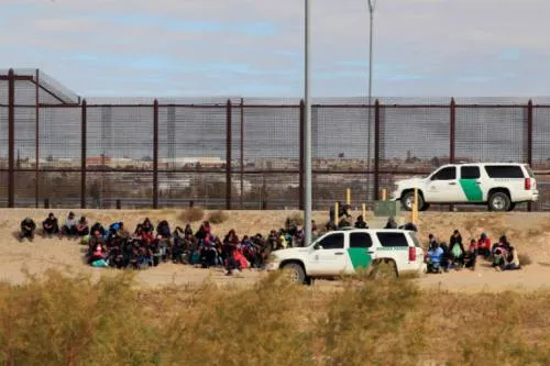 Acceso libre a EU o 50 mil dólares, exigen migrantes a Trump