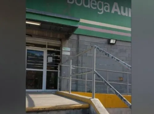 Mujeres usan desarmador para entrar a robar a Bodega Aurrerá