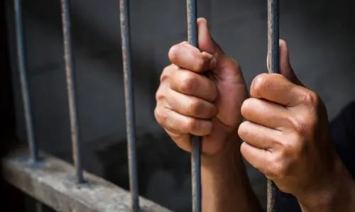 Se vinculó a proceso a sujeto detenido en posesión de un vehículo robado