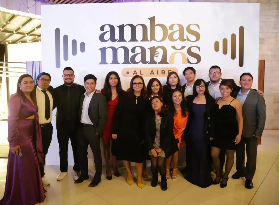Ambas Manos Al Aire