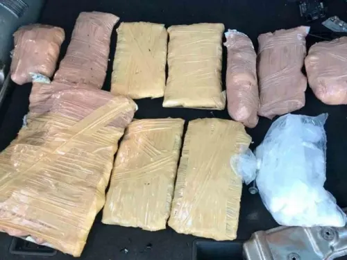 Cae mujer que escondía crystal, heroína y mariguana en un auto