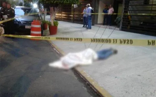 Joven se lanza del doceavo piso de un edificio en la Benito Juárez