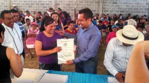 Entrega Cuautlancingo escrituras a parcelarios de Los Ocotes, en Almecatla