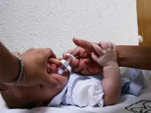IMSS suspende aplicación de tres vacunas en niños