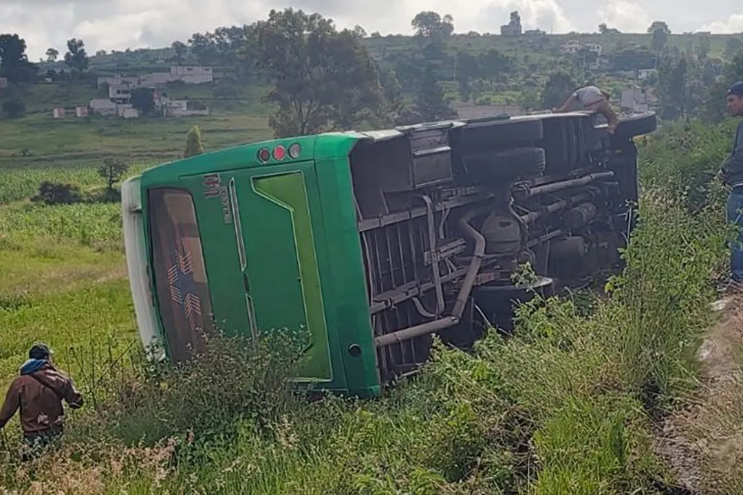 Vuelca camión de transporte público en Azumiatla.