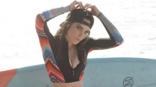 Con vestido transparente, Belinda presume impresionante figura