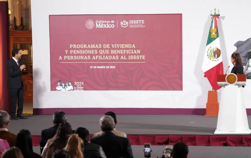 Sheinbaum firma decreto para beneficiar a 400 mil trabajadores del estado con créditos impagables del Fovissste