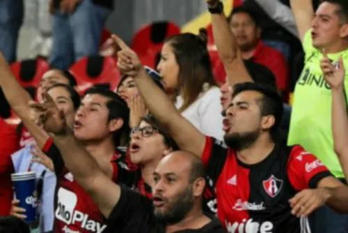 Afición del Atlas vuelve con el grito homofóbico, y árbitro detiene el partido