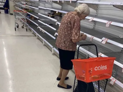 Captan a abuelita llorando en supermercado, ya no había nada