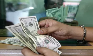 Dólar libre promedia 18 pesos a la venta en el AICM
