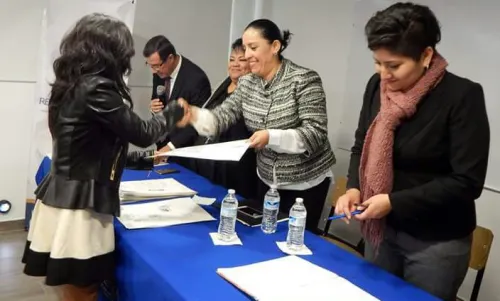 La falta de recursos económicos demora titulación de egresados universitarios