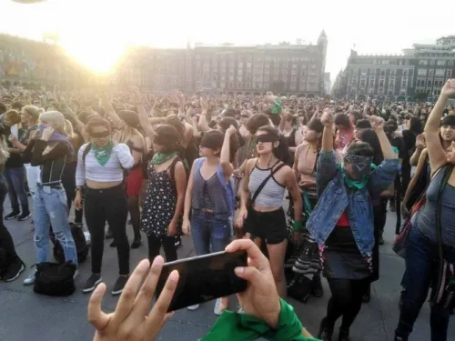 Marcha de ‘Un violador en tu camino’ llega al Zócalo de la CDMX