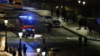 Entre las protestas tras las elecciones, policías franceses disparan a vehículo