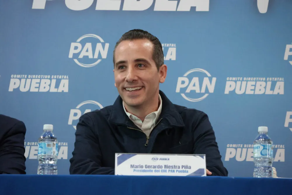 Riestra acusa posible “albazo” para aumentar el pasaje en Puebla