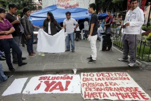 Integrantes del FEET se sacan sangre en apoyo a rechazados