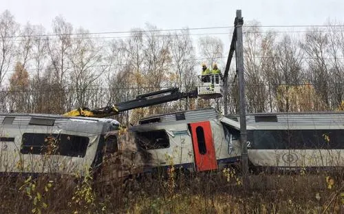 Tren se descarrila en Sevilla; deja 21 heridos