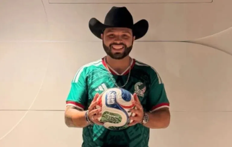 Leonardo Aguilar es regañado por tocar el balón Trionda en el México vs. Chequia del Mundial 2026