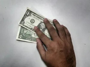 Inflación en EU le pega al peso mexicano; dólar en bancos avanza 13 centavos