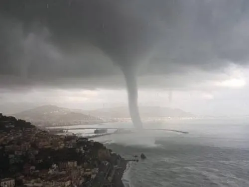 Poderoso tornado destruye un restaurante en Italia