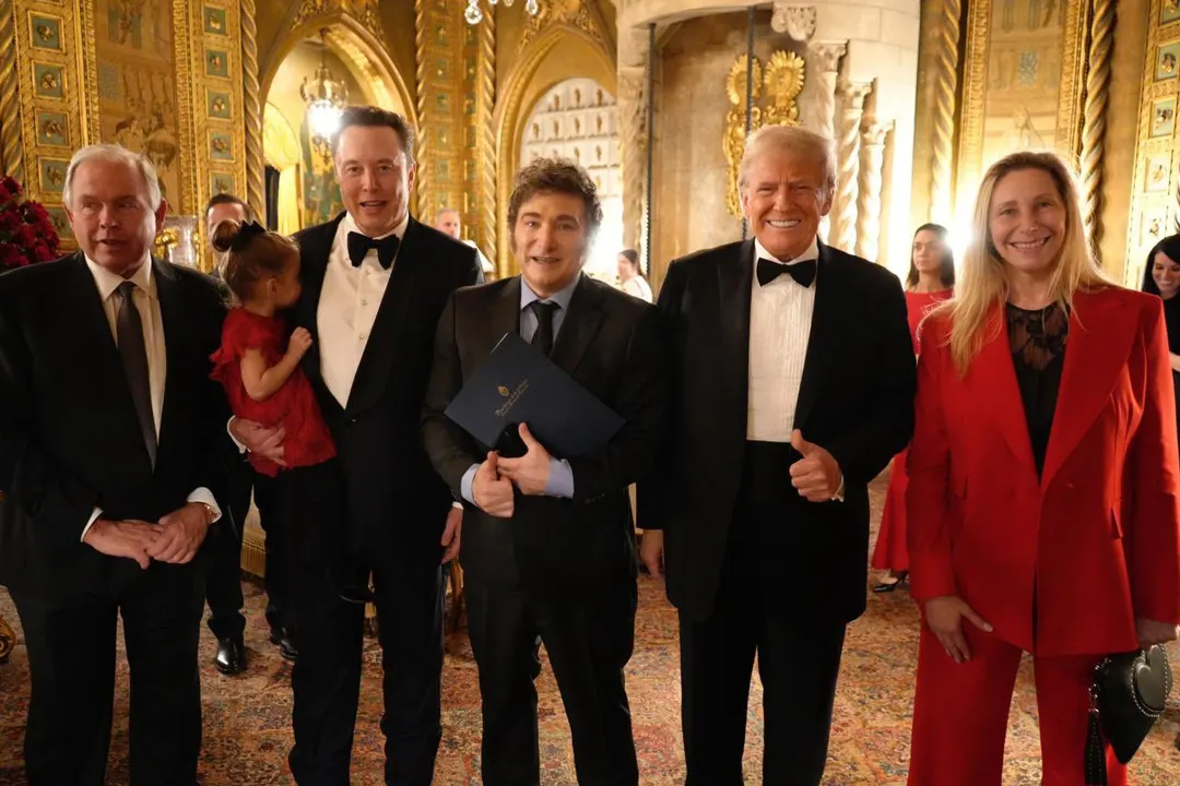 Javier Milei, presidente de Argentina, junto al presidente electo de Estados Unidos, Donald Trump, el empresario Elon Musk, la secretaria general de la Presidencia de Argentina, Karina Milei, y el Canciller de Argentina, Gerardo Werthein. Foto: X / @OPRArgentina