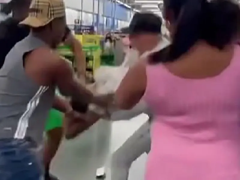 Hombre intenta abusar de mujer en supermercado; compradores lo someten