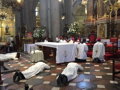 VIDEO: Arzobispo de Puebla preside ordenación del diaconado permanente para cuatro laicos casados