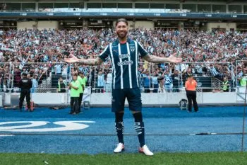 Sergio Ramos es presentado oficialmente como jugador de Monterrey ante más de 30 mil aficionados
